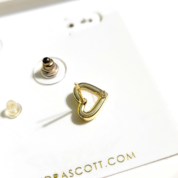 NWT Kendra Scott Ari Gold White Pearl Heart Studs Ivory Mother of Pearl - Picture 3 of 5